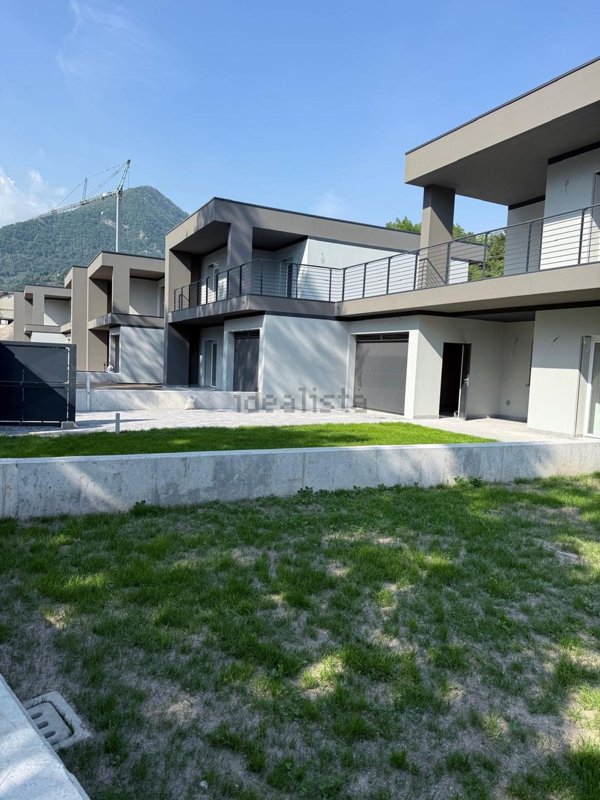 casa indipendente in vendita ad Erba