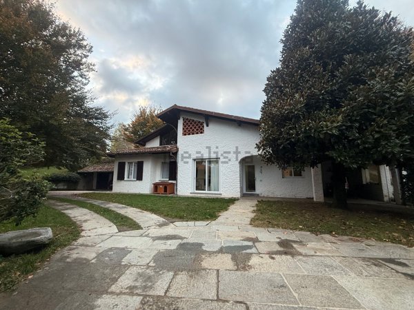 casa indipendente in vendita ad Erba