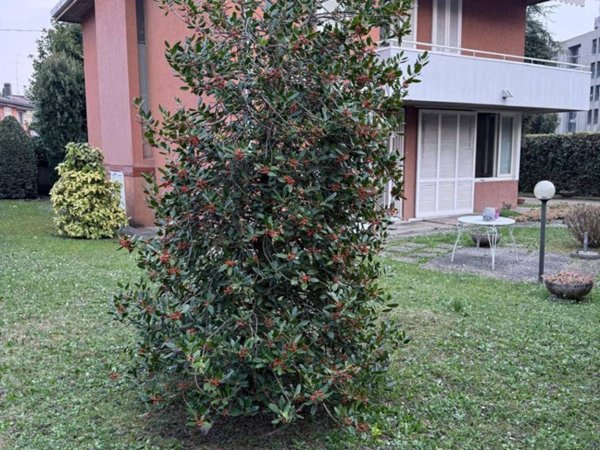 casa indipendente in vendita ad Erba