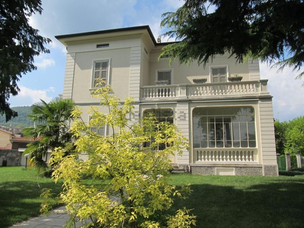 casa indipendente in vendita ad Erba