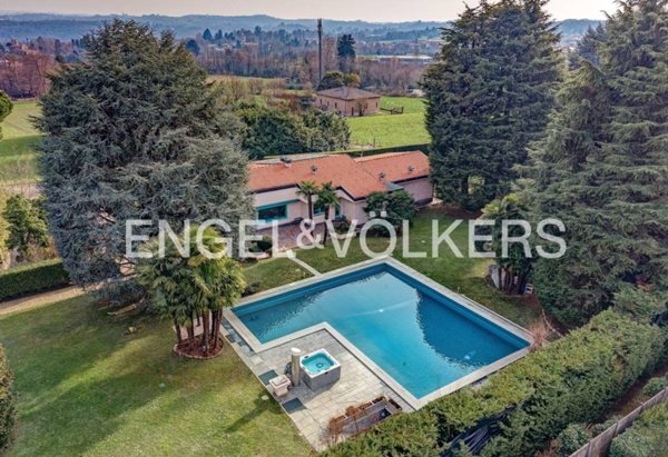 casa indipendente in vendita ad Erba