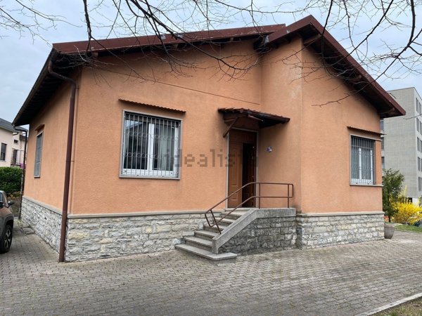 casa indipendente in vendita ad Erba