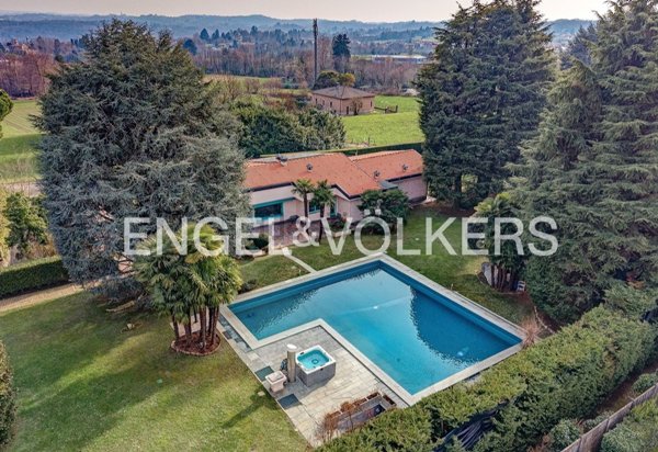 casa indipendente in vendita ad Erba