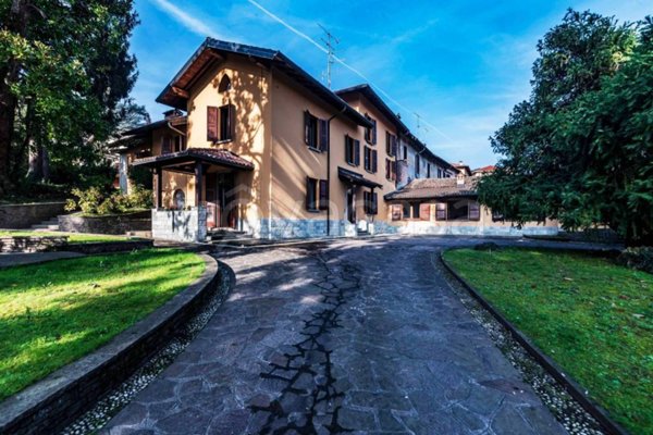 casa indipendente in vendita ad Erba