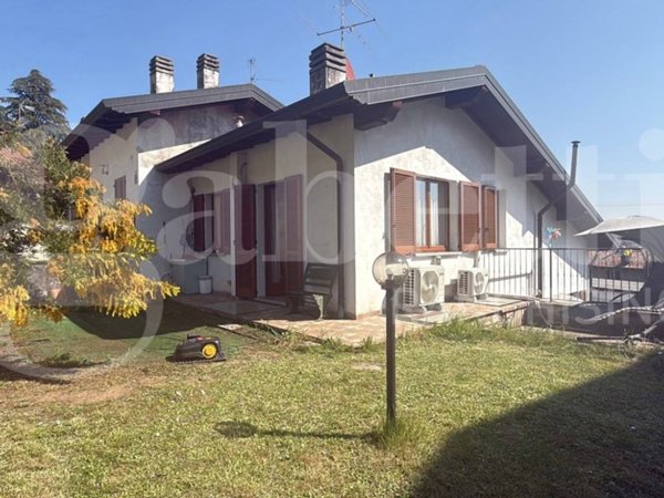 casa indipendente in vendita ad Erba