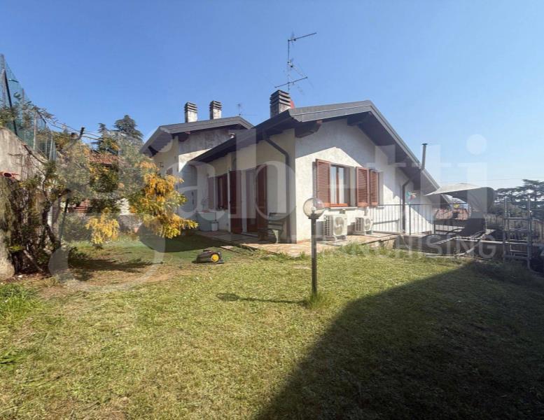 casa indipendente in vendita ad Erba