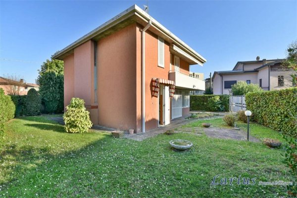 casa indipendente in vendita ad Erba