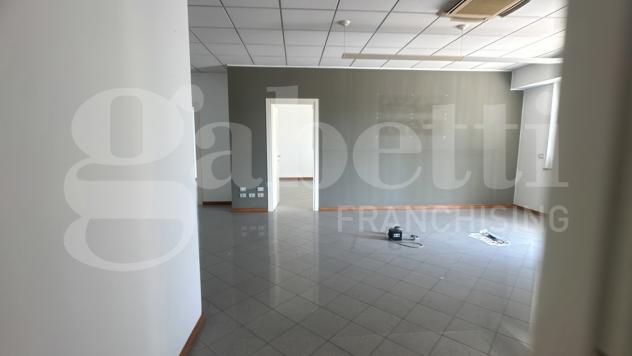 locale commerciale in vendita ad Erba