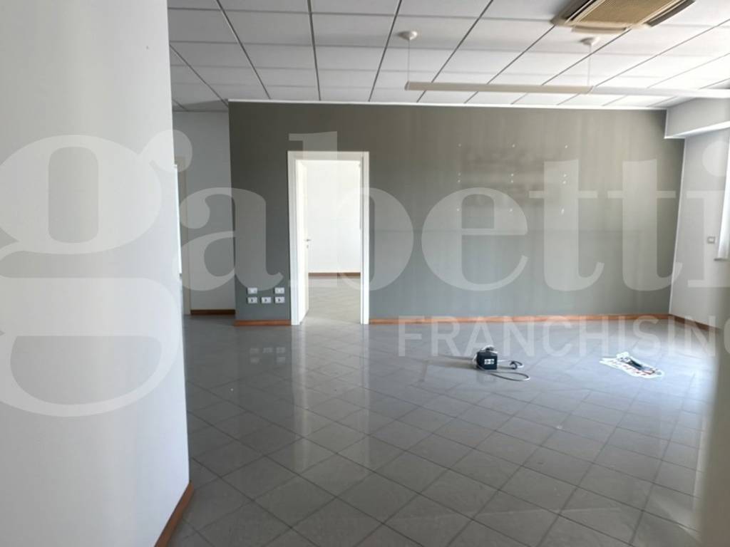 negozio in vendita ad Erba