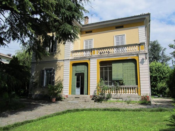 casa indipendente in vendita ad Erba