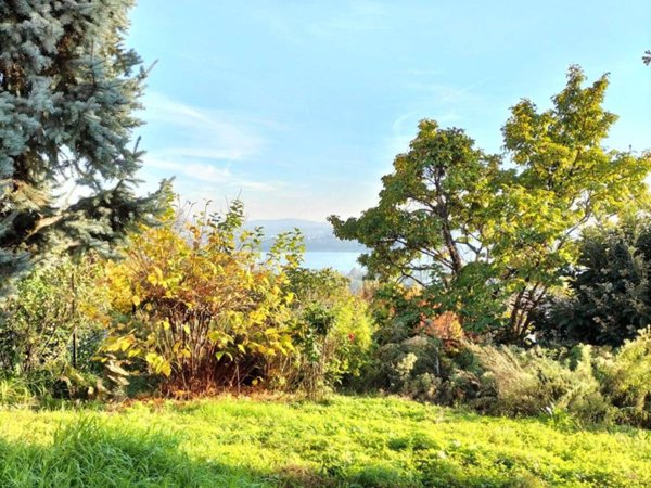 casa indipendente in vendita ad Erba