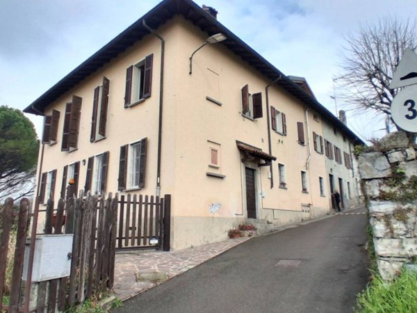 casa indipendente in vendita ad Erba