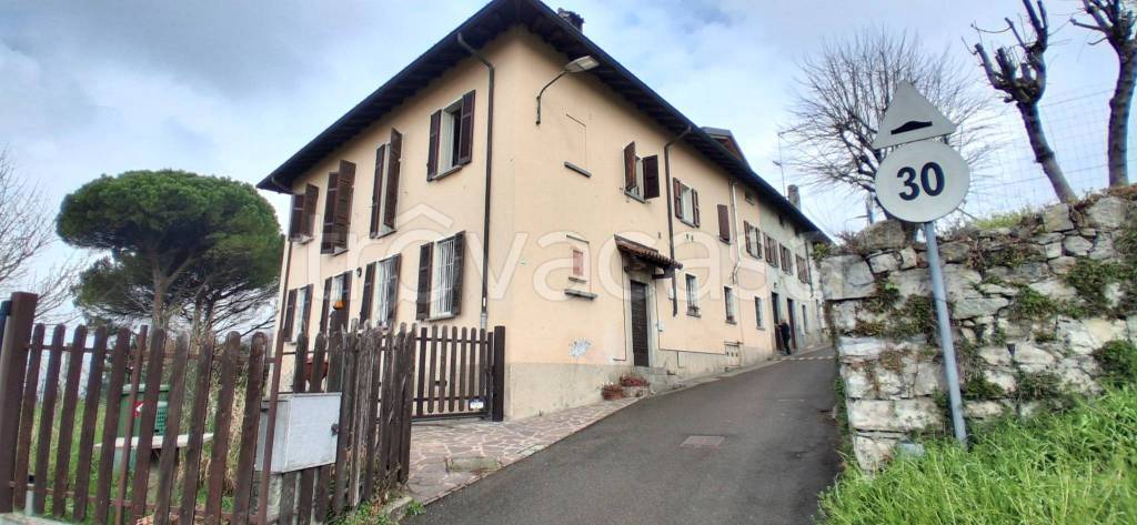 casa indipendente in vendita ad Erba