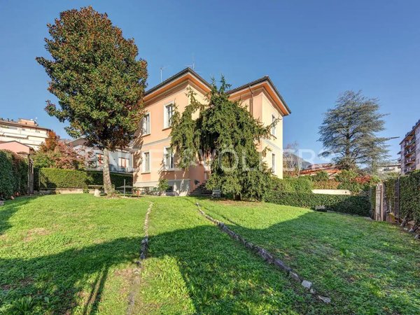 casa indipendente in vendita ad Erba