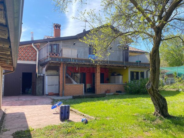 casa indipendente in vendita ad Erba