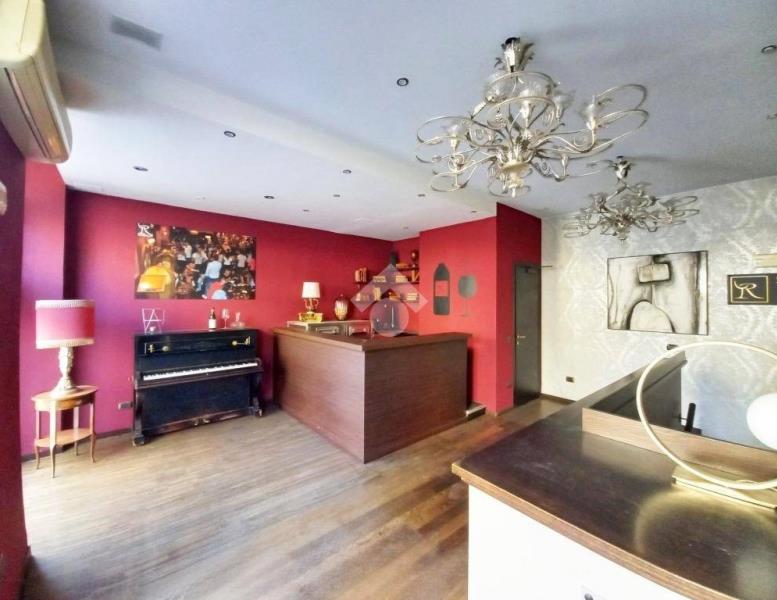 negozio in vendita ad Erba