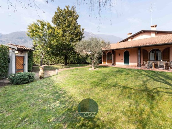 casa indipendente in vendita ad Erba