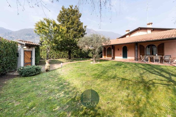 casa indipendente in vendita ad Erba