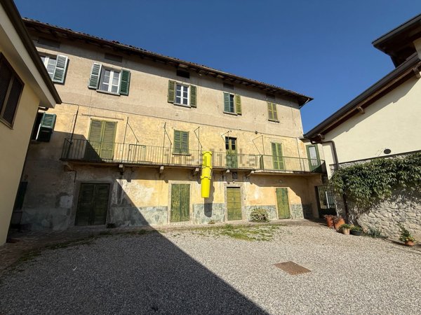 casale in vendita ad Erba