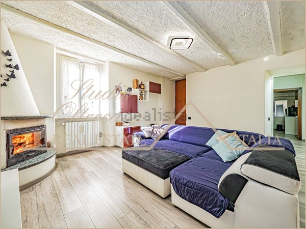 casa semindipendente in vendita ad Erba