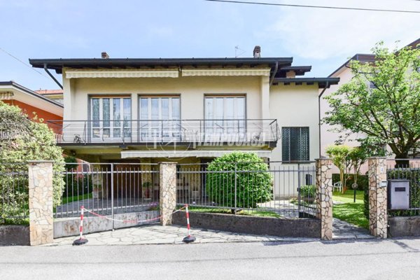 casa indipendente in vendita ad Erba