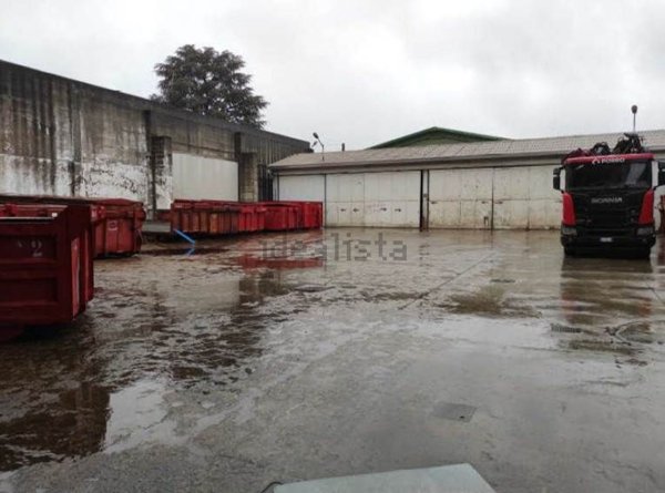 negozio in vendita ad Erba