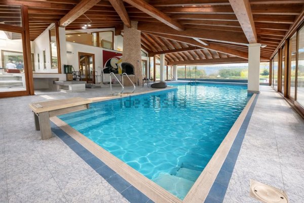 casa indipendente in vendita ad Erba