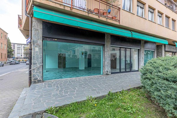 negozio in vendita ad Erba