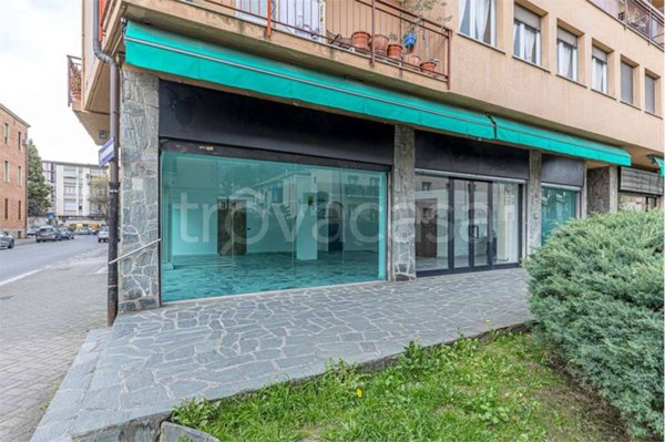 negozio in vendita ad Erba