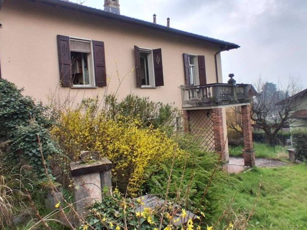 casa indipendente in vendita ad Erba