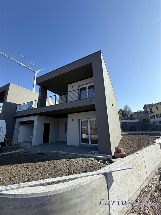 casa indipendente in vendita ad Erba