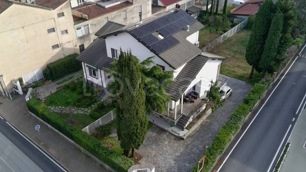 casa indipendente in vendita ad Erba