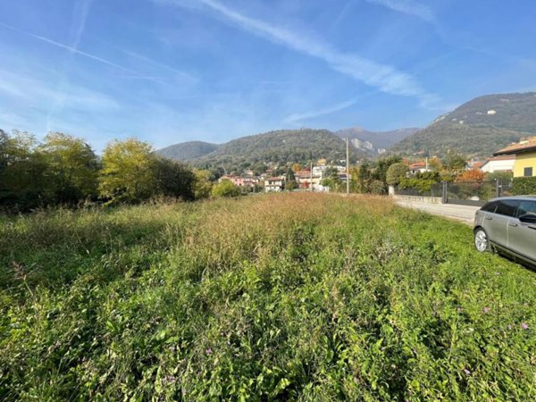 terreno edificabile in vendita ad Erba
