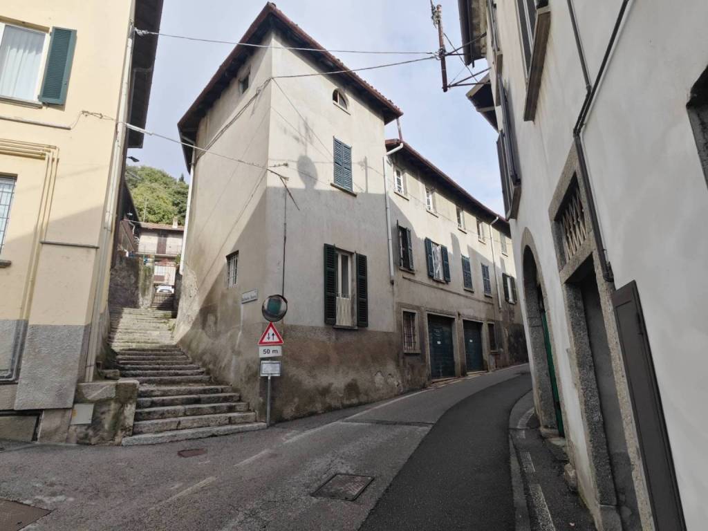 casa indipendente in vendita ad Erba