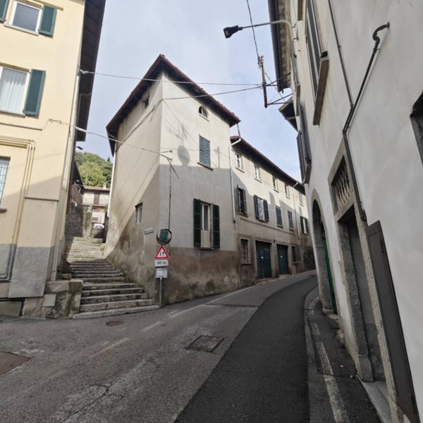 casa indipendente in vendita ad Erba