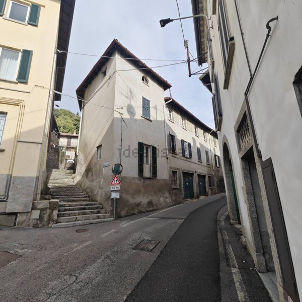 casa indipendente in vendita ad Erba