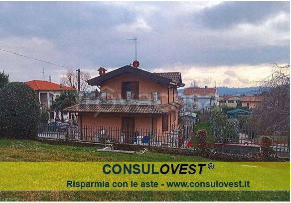 casa indipendente in vendita ad Erba