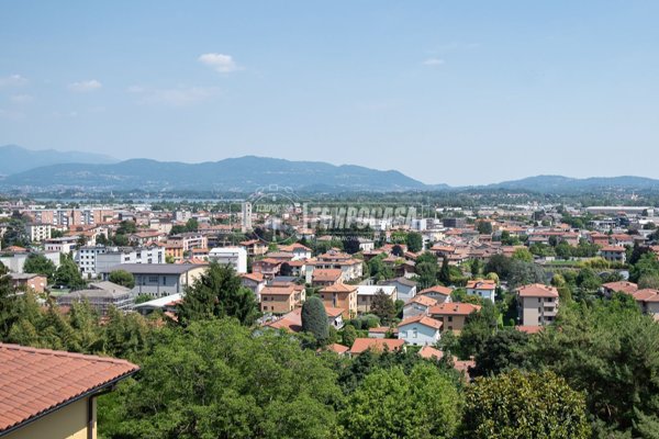 casa indipendente in vendita ad Erba