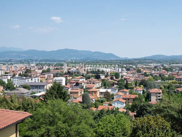 appartamento in vendita ad Erba