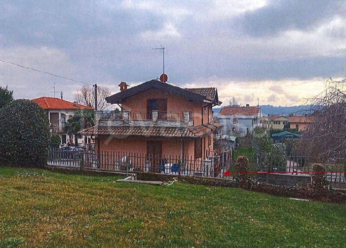 casa indipendente in vendita ad Erba