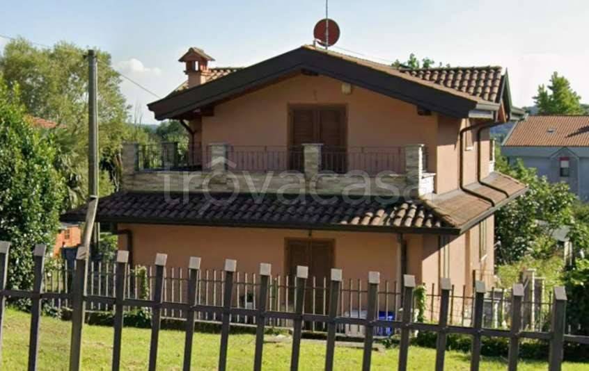 casa indipendente in vendita ad Erba