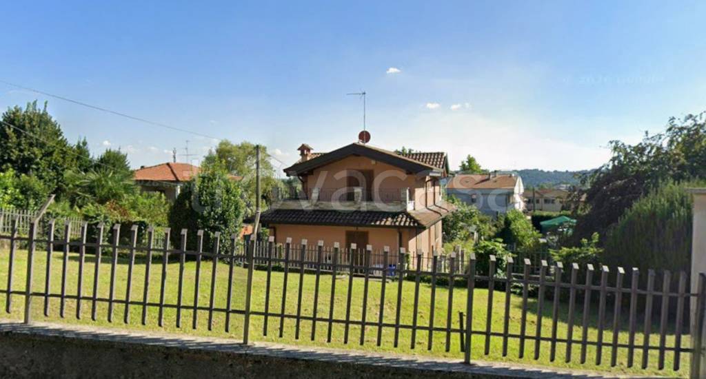 casa indipendente in vendita ad Erba