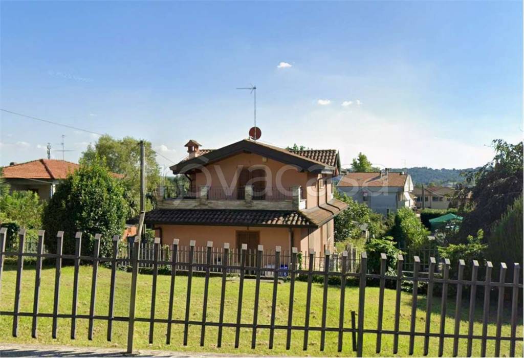 casa indipendente in vendita ad Erba