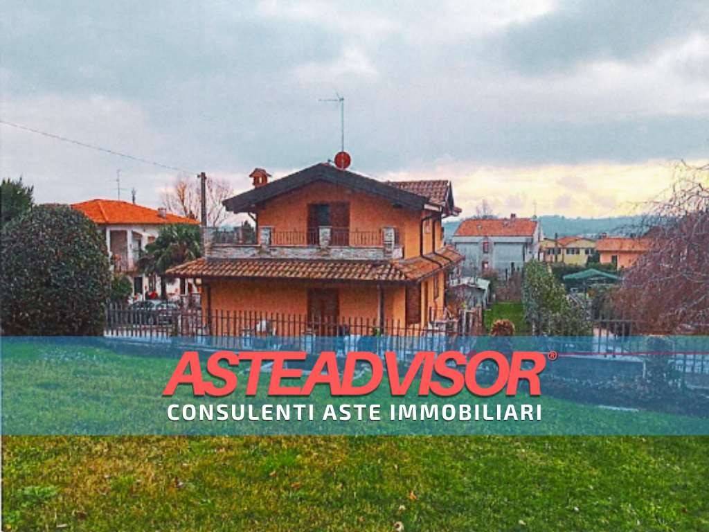 casa indipendente in vendita ad Erba