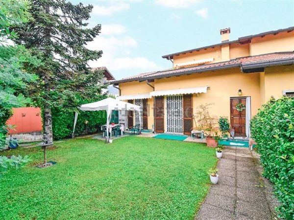 casa indipendente in vendita ad Erba