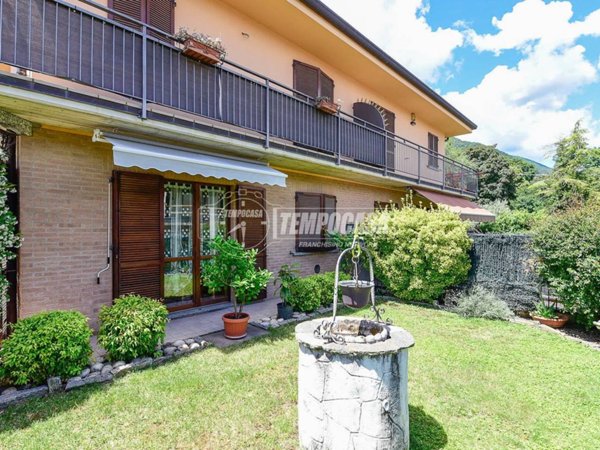 casa indipendente in vendita ad Erba