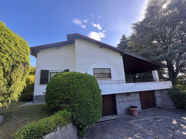 casa indipendente in vendita ad Erba
