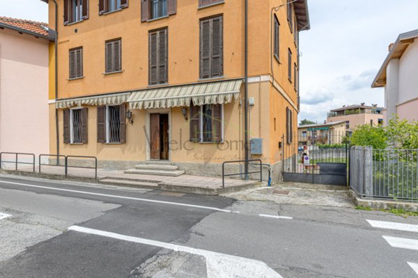 negozio in vendita ad Erba