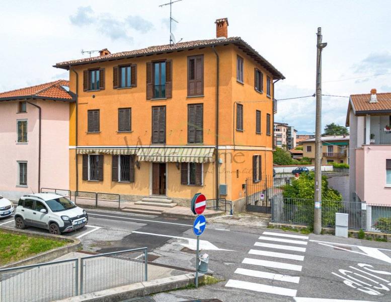 locale commerciale in vendita ad Erba