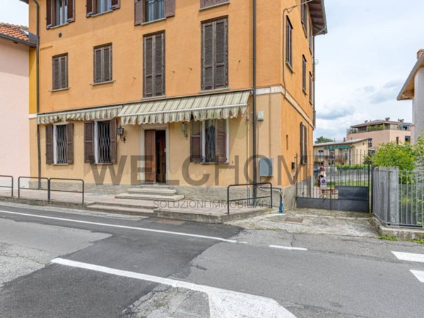 locale commerciale in vendita ad Erba